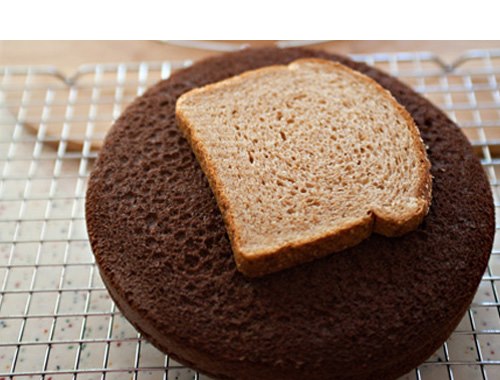 Keep your cake fresh with bread