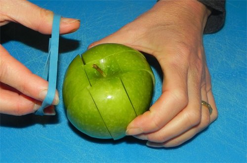 Use a rubber band to keep apples fresh